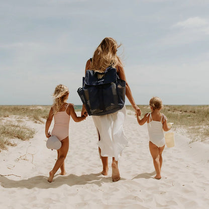 Sande Kids backpack with Mum and kids walking at the beach.